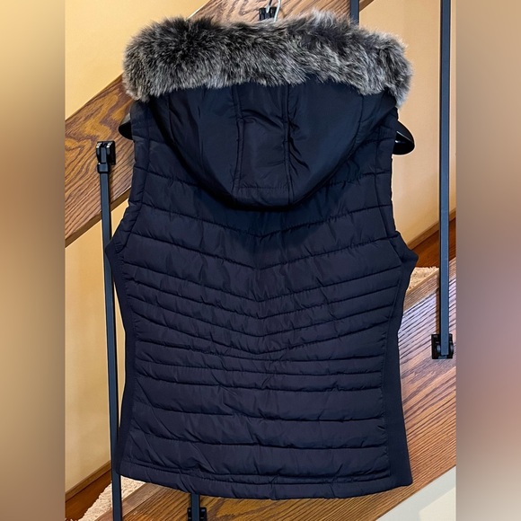 Greenlander Puffer Vest Faux Fur Hood removable Black Womens SZ. Large - Picture 2 of 16